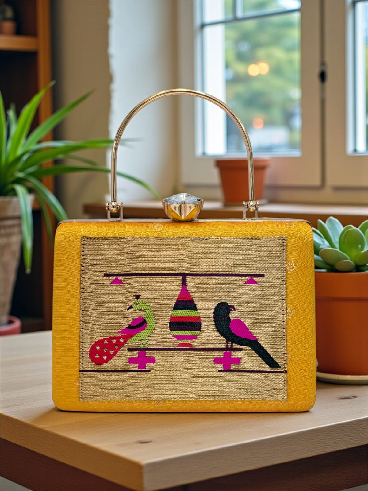 The MorPaakhi Clutch