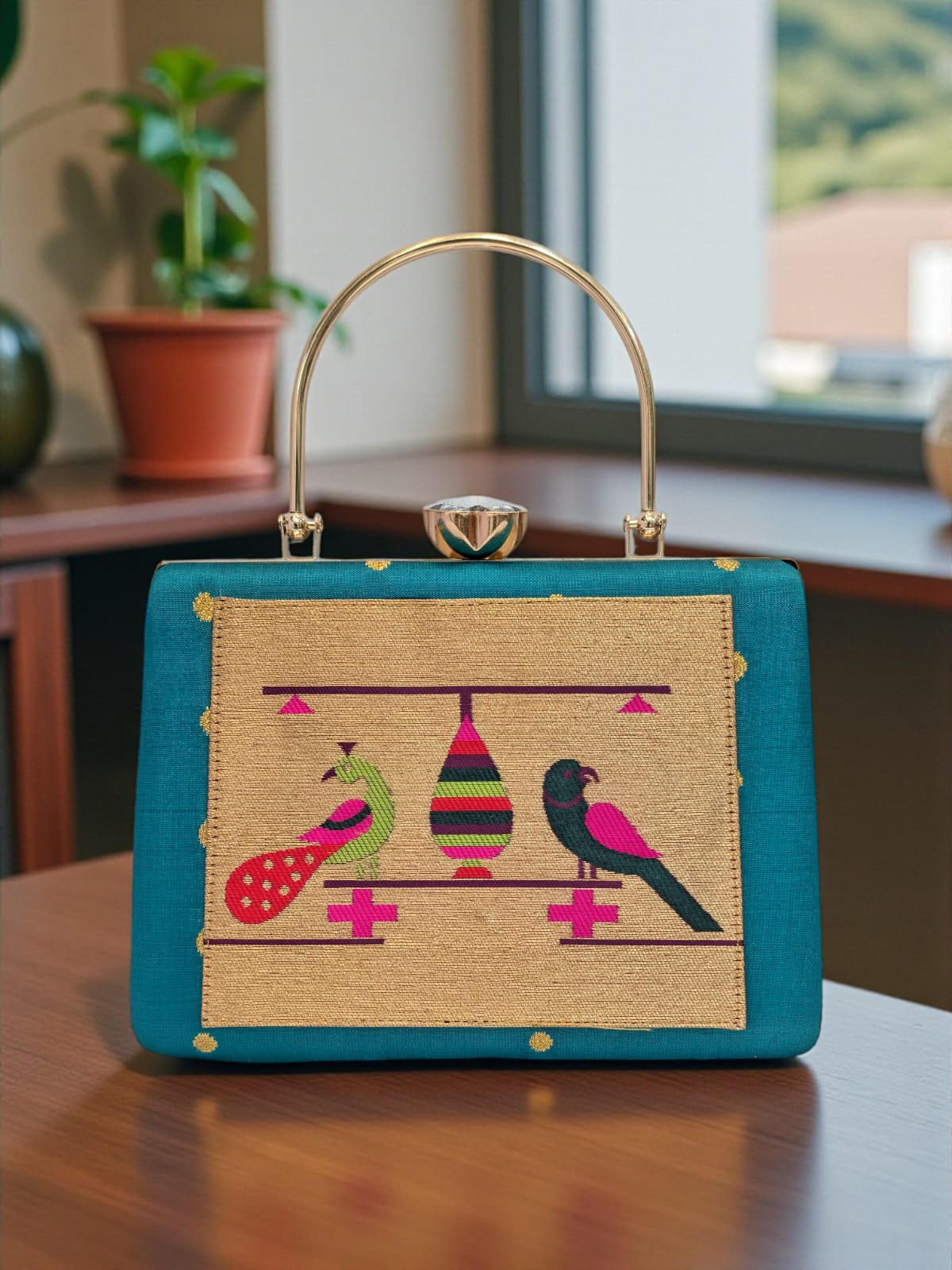 The MorPaakhi Clutch