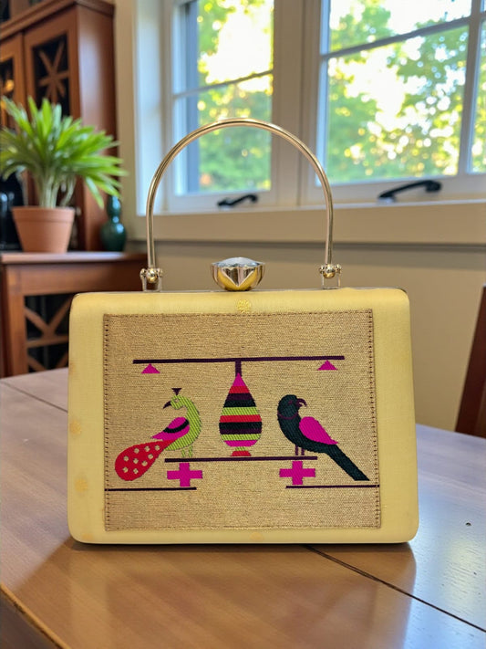 The MorPaakhi Clutch