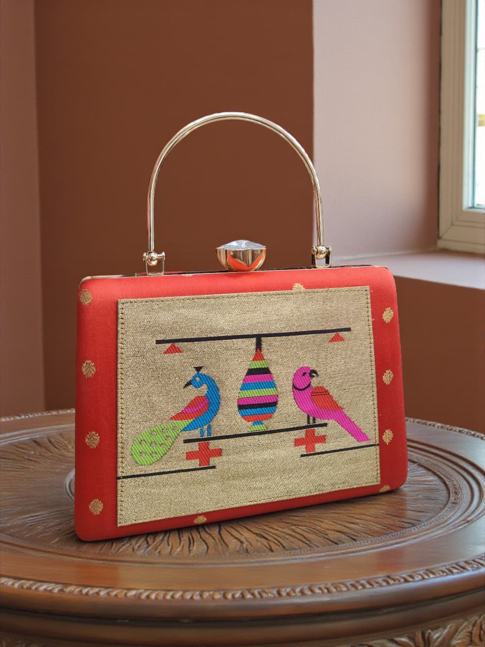 The MorPaakhi Clutch